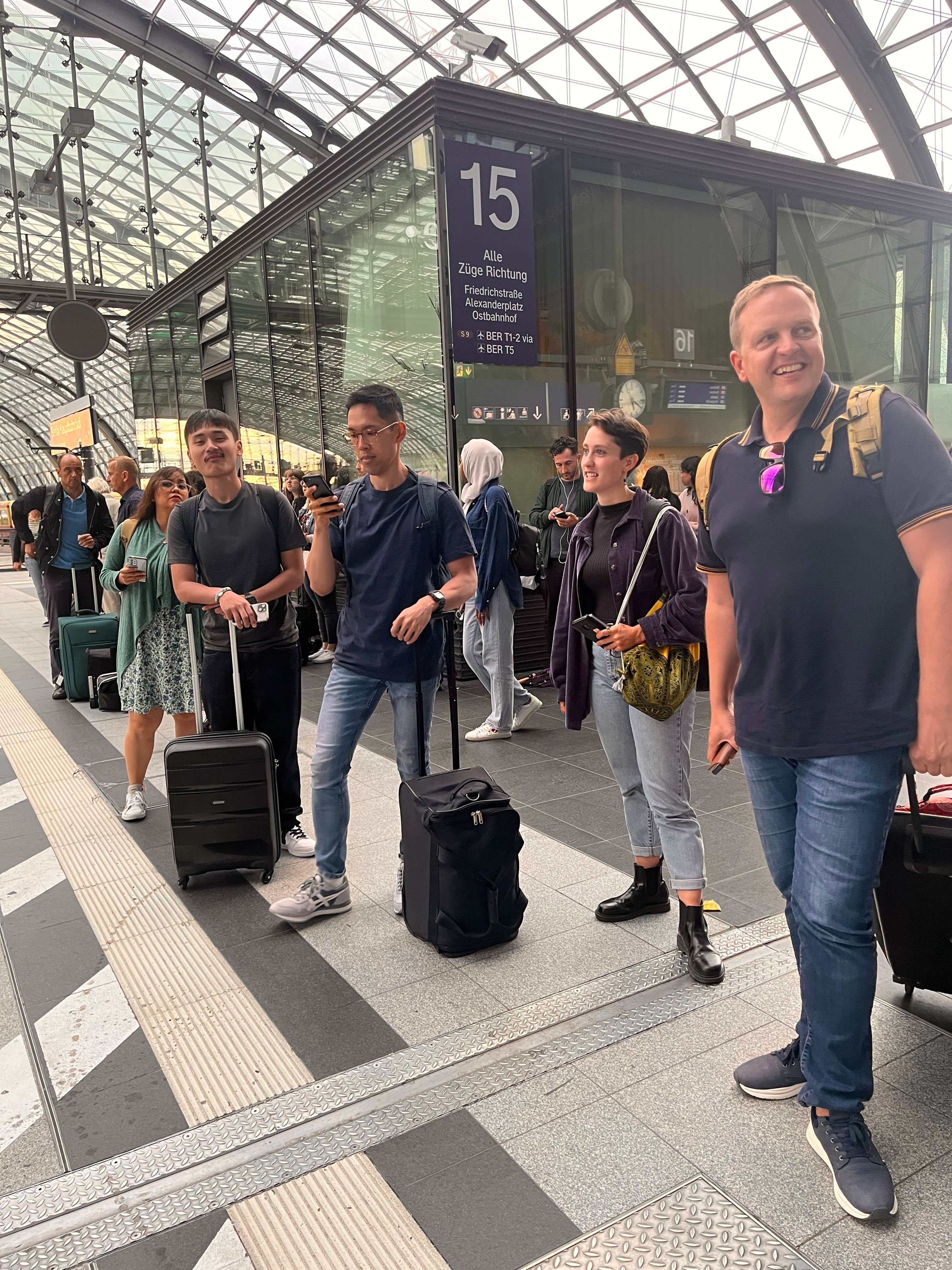 Das Artd-Team ist am Berliner Hauptbahnhof angekommen