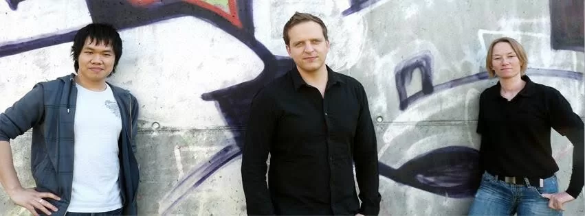Raphael Steinhöfel mit zwei Teammitgliedern vor einer Graffiti-Wand, kurz nach der Gründung von Artd Webdesign
