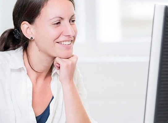 eine Frau, die einen PC bedient