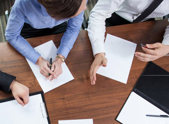 Mitarbeiter, die miteinander sprechen und planen